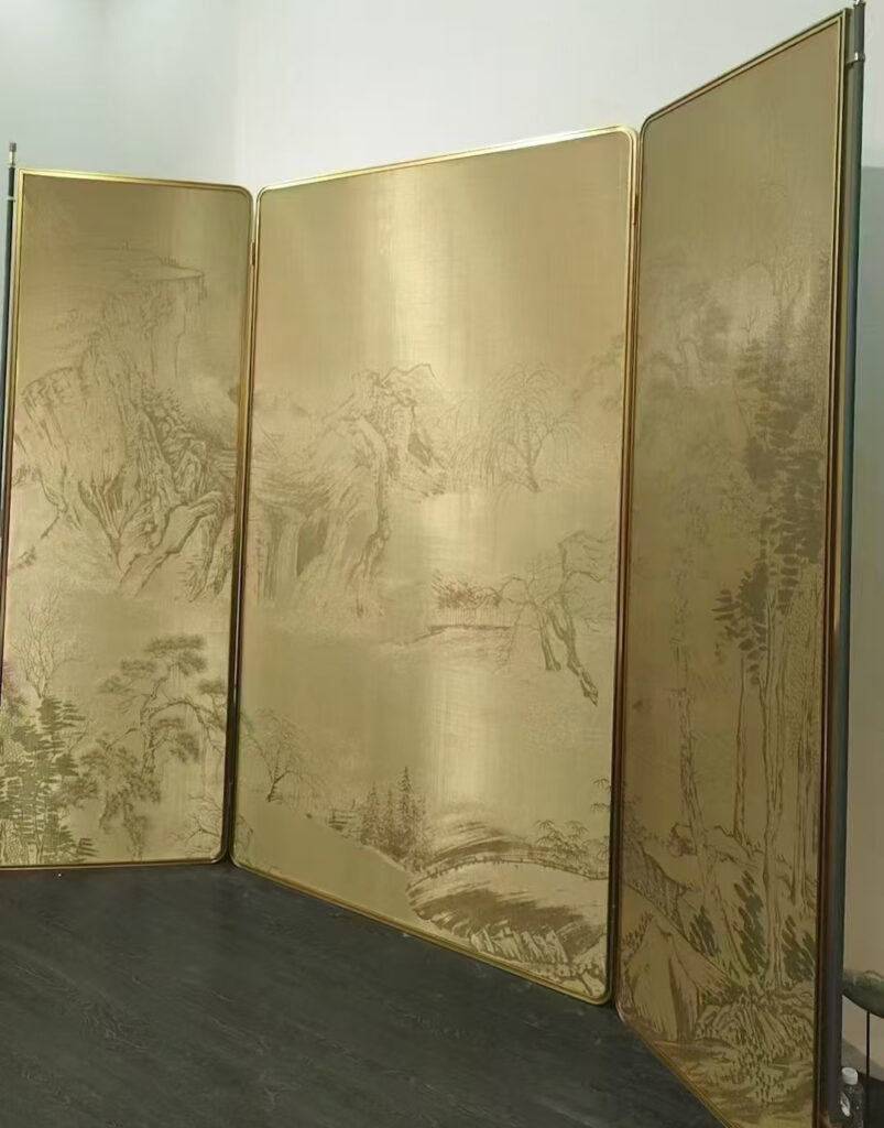 Tri-fold screen